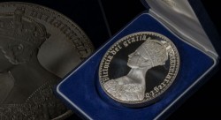 456グラムの大型シルバーメダル ゴチッククラウンデザインで鋳造されたシルバーメダル