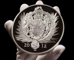 実際の発行は206枚のみ 2012年 英国 ダイアモンド・ジュビリー 1キロプルーフ銀貨（5オンス銀貨 おまけ付き）