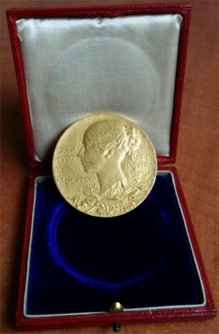 年英国ヴィクトリア女王即位周年記念大型金メダル